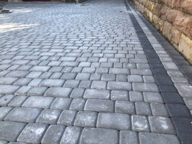 Gündüzleri şık bahçede çeşitli renklerde birbirine yakın köşeler.