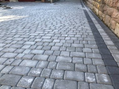 Gündüzleri şık bahçede çeşitli renklerde birbirine yakın köşeler.