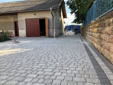 Gündüzleri şık bahçede çeşitli renklerde birbirine yakın köşeler.