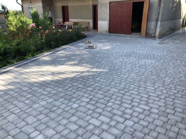 Gündüzleri şık bahçede çeşitli renklerde birbirine yakın köşeler.