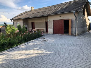 Gündüzleri şık bahçede çeşitli renklerde birbirine yakın köşeler.