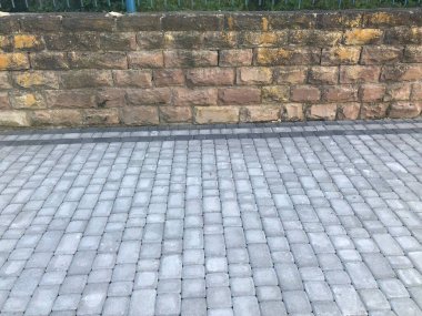 Gündüzleri şık bahçede çeşitli renklerde birbirine yakın köşeler.