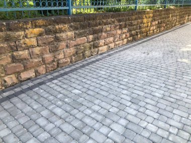 Gündüzleri şık bahçede çeşitli renklerde birbirine yakın köşeler.