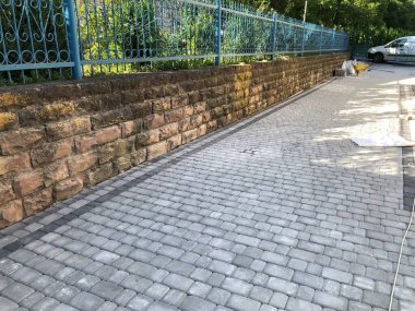 Gündüzleri şık bahçede çeşitli renklerde birbirine yakın köşeler.