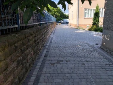 Gündüzleri şık bahçede çeşitli renklerde birbirine yakın köşeler.