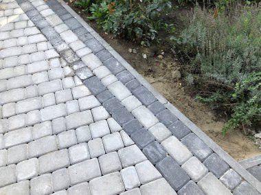 Gündüzleri şık bahçede çeşitli renklerde birbirine yakın köşeler.