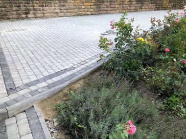 Gündüzleri şık bahçede çeşitli renklerde birbirine yakın köşeler.