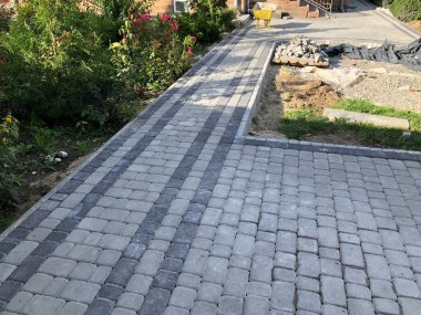 Gündüzleri şık bahçede çeşitli renklerde birbirine yakın köşeler.