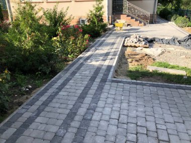 Gündüzleri şık bahçede çeşitli renklerde birbirine yakın köşeler.