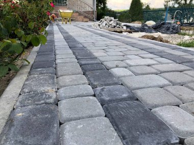 Gündüzleri şık bahçede çeşitli renklerde birbirine yakın köşeler.