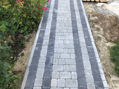 Gündüzleri şık bahçede çeşitli renklerde birbirine yakın köşeler.