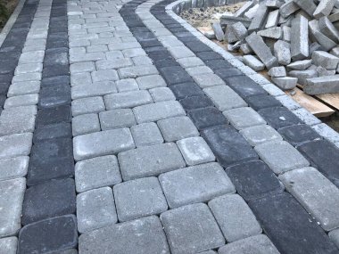 Gündüzleri şık bahçede çeşitli renklerde birbirine yakın köşeler.