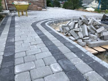 Gündüzleri şık bahçede çeşitli renklerde birbirine yakın köşeler.