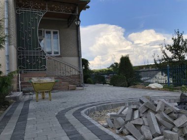 Gündüzleri şık bahçede çeşitli renklerde birbirine yakın köşeler.