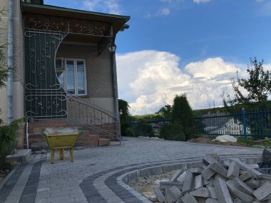 Gündüzleri şık bahçede çeşitli renklerde birbirine yakın köşeler.