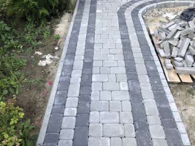 Gündüzleri şık bahçede çeşitli renklerde birbirine yakın köşeler.