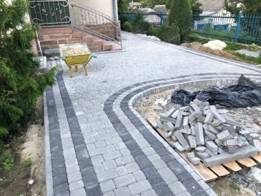 Gündüzleri şık bahçede çeşitli renklerde birbirine yakın köşeler.