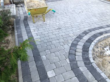 Gündüzleri şık bahçede çeşitli renklerde birbirine yakın köşeler.