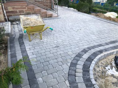 Gündüzleri şık bahçede çeşitli renklerde birbirine yakın köşeler.