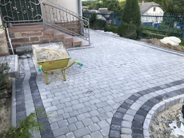 Gündüzleri şık bahçede çeşitli renklerde birbirine yakın köşeler.