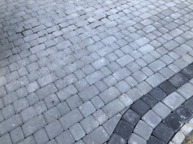 Gündüzleri şık bahçede çeşitli renklerde birbirine yakın köşeler.