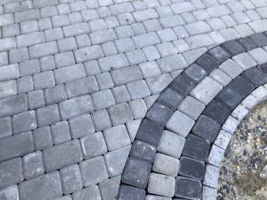 Gündüzleri şık bahçede çeşitli renklerde birbirine yakın köşeler.