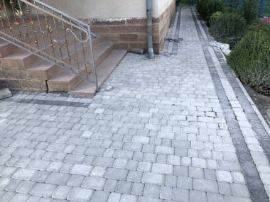 Gündüzleri şık bahçede çeşitli renklerde birbirine yakın köşeler.