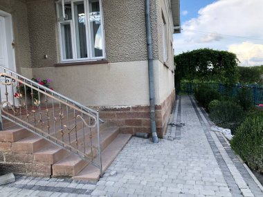 Gündüzleri şık bahçede çeşitli renklerde birbirine yakın köşeler.