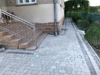 Gündüzleri şık bahçede çeşitli renklerde birbirine yakın köşeler.