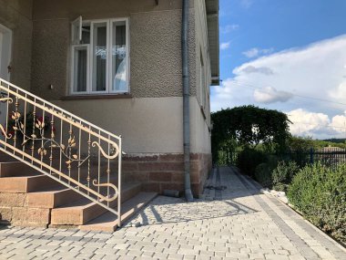 Gündüzleri şık bahçede çeşitli renklerde birbirine yakın köşeler.