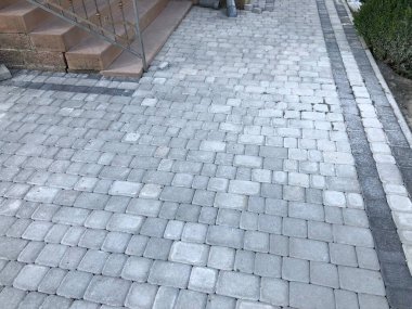 Gündüzleri şık bahçede çeşitli renklerde birbirine yakın köşeler.