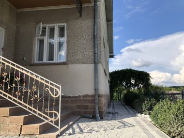 Gündüzleri şık bahçede çeşitli renklerde birbirine yakın köşeler.