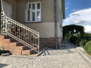 Gündüzleri şık bahçede çeşitli renklerde birbirine yakın köşeler.