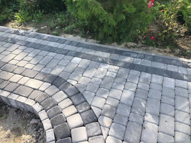 Gündüzleri şık bahçede çeşitli renklerde birbirine yakın köşeler.