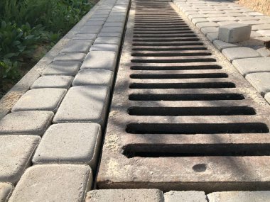 Gündüzleri şık bahçede çeşitli renklerde birbirine yakın köşeler.