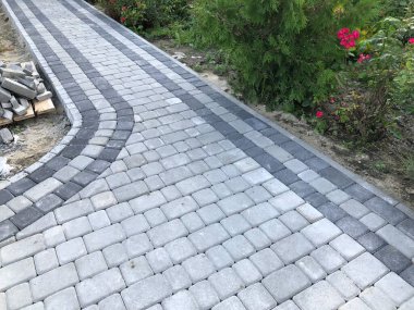 Gündüzleri şık bahçede çeşitli renklerde birbirine yakın köşeler.