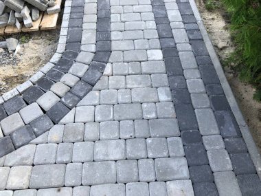 Gündüzleri şık bahçede çeşitli renklerde birbirine yakın köşeler.