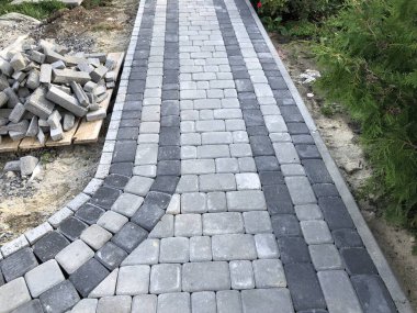 Gündüzleri şık bahçede çeşitli renklerde birbirine yakın köşeler.