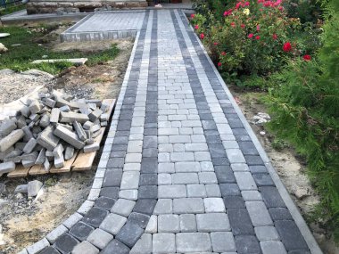 Gündüzleri şık bahçede çeşitli renklerde birbirine yakın köşeler.