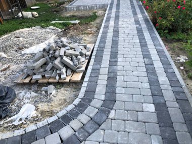 Gündüzleri şık bahçede çeşitli renklerde birbirine yakın köşeler.