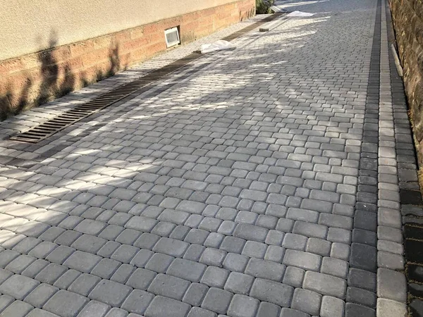 Gündüzleri şık bahçede çeşitli renklerde birbirine yakın köşeler.