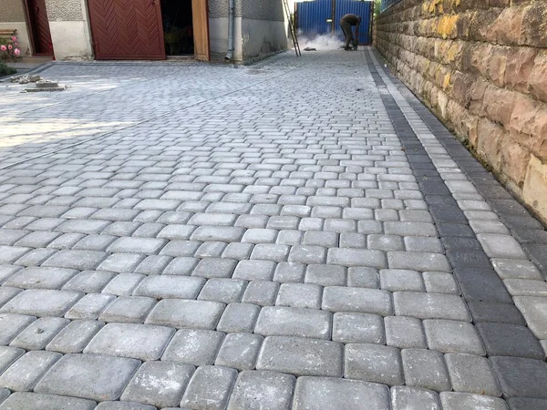 Gündüzleri şık bahçede çeşitli renklerde birbirine yakın köşeler.