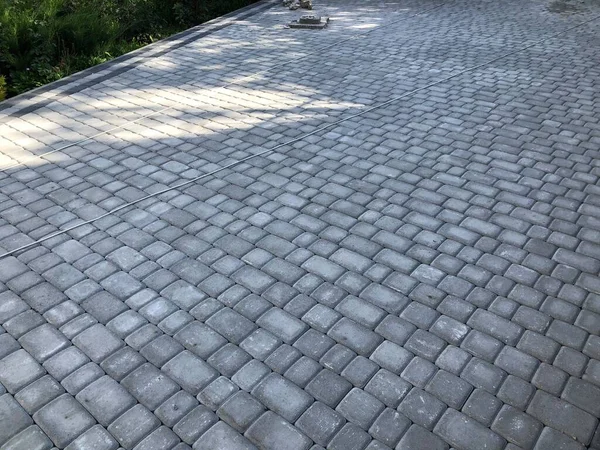 Gündüzleri şık bahçede çeşitli renklerde birbirine yakın köşeler.