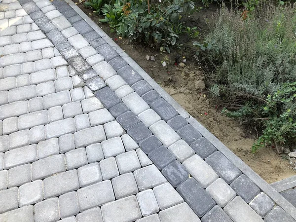 Gündüzleri şık bahçede çeşitli renklerde birbirine yakın köşeler.