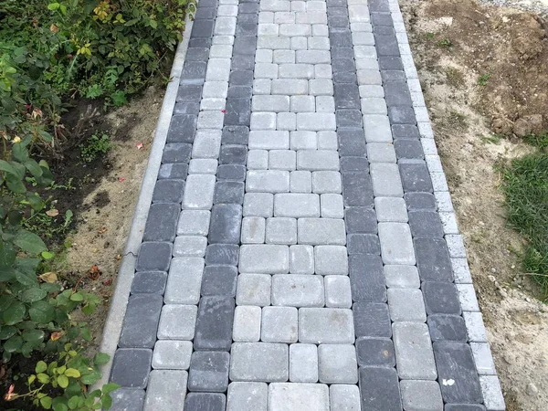 Gündüzleri şık bahçede çeşitli renklerde birbirine yakın köşeler.