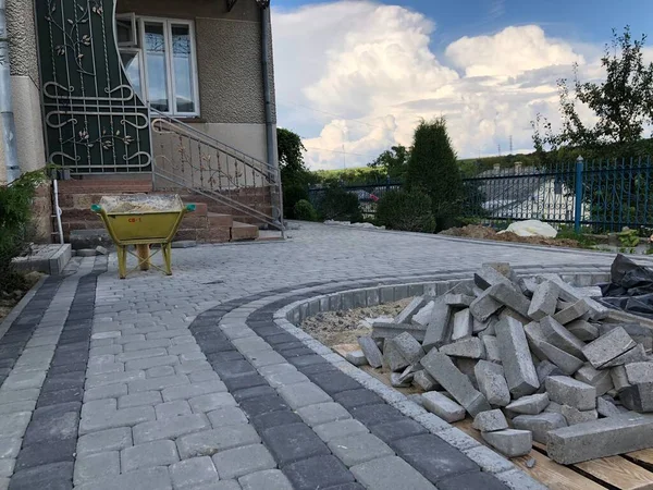 Gündüzleri şık bahçede çeşitli renklerde birbirine yakın köşeler.