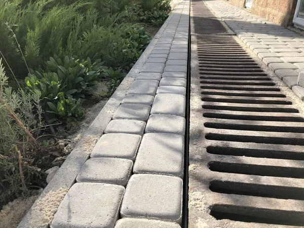 Geneste Straatstenen Van Verschillende Kleuren Chique Tuin Overdag — Stockfoto