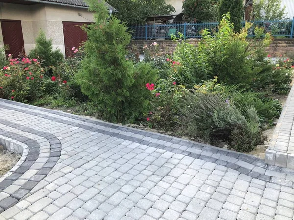 Gündüzleri şık bahçede çeşitli renklerde birbirine yakın köşeler.