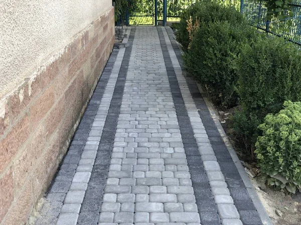 Gündüzleri şık bahçede çeşitli renklerde birbirine yakın köşeler.