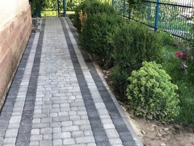 Gündüzleri şık bahçede çeşitli renklerde birbirine yakın köşeler.